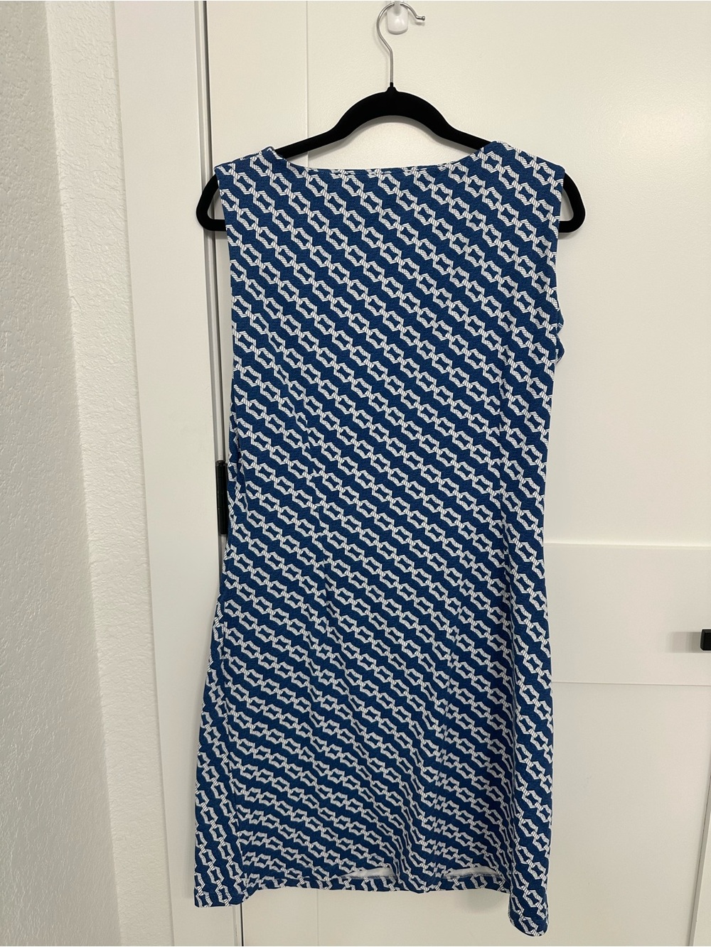 J. McLaughlin Sleeveless Blue & White Patterned Shift Dress